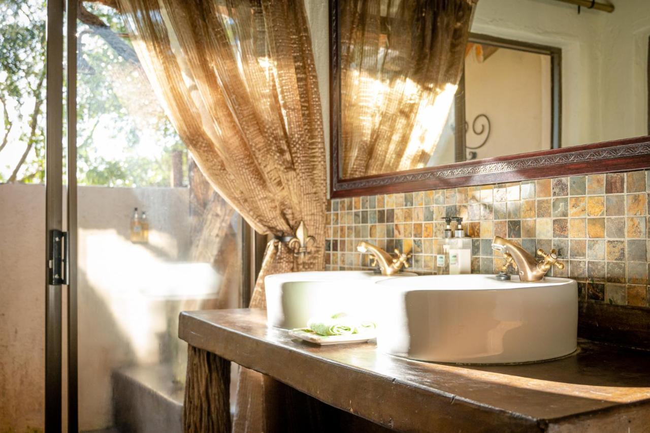 Umkumbe Safari Lodge Riverside スククザ エクステリア 写真